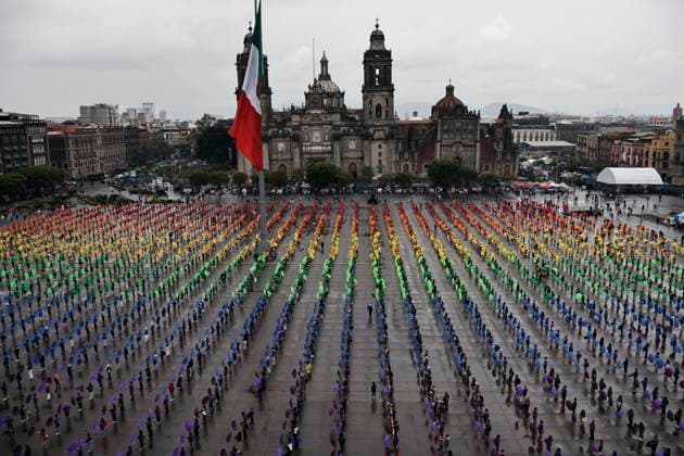 News Bilder des Tages June 22, 2025, Mexico, Cdmx, Mexico: Hundreds of people gathered in Mexico City s Plaza de la ConstitucioÂ³n to break the record for the world s largest LGBTTTIQA+ flag. For this event, they used umbrellas in the same colors as the gay community flag. Mexico Mexico - ZUMAp204 20250622_zip_p204_029 Copyright: xJosuexPerezx