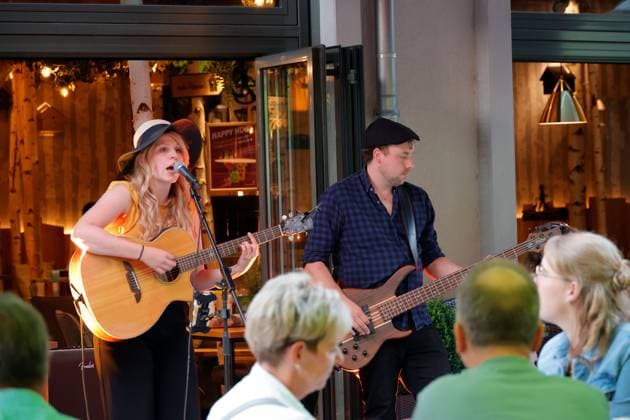 Fete de la Musique 21.06.2026, Chemnitz, Innenstadt, Die FÃªte de la Musique begrüßt heute am 21. Juni wieder den Sommer in der Stadt und das bereits zum 11. Mal! Das Musikfest möchte zu diesem Anlass alle Chemnitzerinnen und Chemnitzern zum Mitmachen, Zuhören und Genießen einladen. In diesem Jahr passiert das alles außerdem sogar an einem Samstag für uns also gleich ein doppelter Grund, um die FÃªte 2025 noch größer und mit noch mehr Musik zu gestalten! Innere Klosterstraße Melanie Backhaus Chemnitz Sachsen BRD *** Fete de la Musique 21 06 2026, Chemnitz, Innenstadt, The Fête de la Musique welcomes summer to the city again today on June 21 and for the 11th time The music festival would like to invite all Chemnitz reside