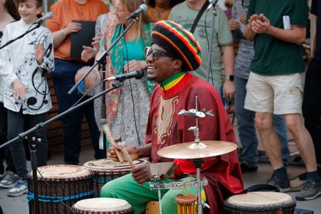 Fete de la Musique 21.06.2026, Chemnitz, Innenstadt, Die FÃªte de la Musique begrüßt heute am 21. Juni wieder den Sommer in der Stadt und das bereits zum 11. Mal! Das Musikfest möchte zu diesem Anlass alle Chemnitzerinnen und Chemnitzern zum Mitmachen, Zuhören und Genießen einladen. In diesem Jahr passiert das alles außerdem sogar an einem Samstag für uns also gleich ein doppelter Grund, um die FÃªte 2025 noch größer und mit noch mehr Musik zu gestalten! Düsseldorfer Platz Orchester New Chemnitz Chemnitz Sachsen BRD *** Fete de la Musique 21 06 2026, Chemnitz, Innenstadt, The Fête de la Musique welcomes summer to the city again today on June 21 and for the 11th time The music festival would like to invite all Chemnitz res