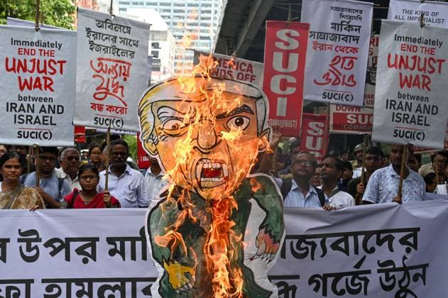 News Themen der Woche KW25 News Bilder des Tages KOLKATA, INDIA - JUNE 22: Activists of SUCI (C) took out a protest rally condemning America and Israel over attack on Iran and showing solidarity with people of Iran, and burn an effigy of US President Donald Trump and Israel PM Benjamin Netanyahu , on June 22, 2025 in Kolkata, India. (Photo by Samir Jana Hindustan Times ) Kolkata SUCI-C Members Stage Protests Against US And Israel Over Attack On Iran