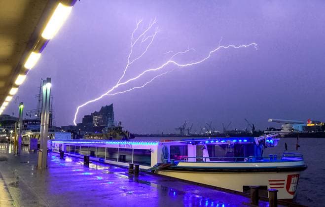 News Themen der Woche KW25 News Bilder des Tages Blitze am Hamburger Hafen DEU, Deutschland, Hamburg: Nach einem heißen Sommertag entlud sich am Abend ein Gewitter über Hamburg. An den St. Pauli Landungsbrücken zuckten Blitze hinter der Elbphilharmonie Ð ein spektakuläres Naturschauspiel am Hafen. Hamburg Hamburg Deutschland *** Lightning at Hamburg harbor DEU, Germany, Hamburg After a hot summer day, a thunderstorm erupted over Hamburg in the evening Lightning flashed behind the Elbphilharmonie at the St Pauli Landungsbrücken Ð a spectacular natural spectacle at the harbor Hamburg Hamburg Germany