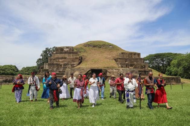 Summer Solstice Celebration in El Salvador LA LIBERTAD, EL SALVADOR - JUNE 22: Indigenous community leaders presenting offerings to their ancestors during a Mayan ceremony to celebrate the Summer Solstice at the San Andres Archaeological Site, in La Libertad, El Salvador on June 22, 2025. According to specialists, the Earth has a solstice every six months due to the planet s tilt. This solstice marks the scientific beginning of summer and the longest day of the year north of the equator. Alex Pena Anadolu La Libertad El Salvador. Editorial use only. Please get in touch for any other usage.  Copyright: x2025xAnadoluxAlexxPenax