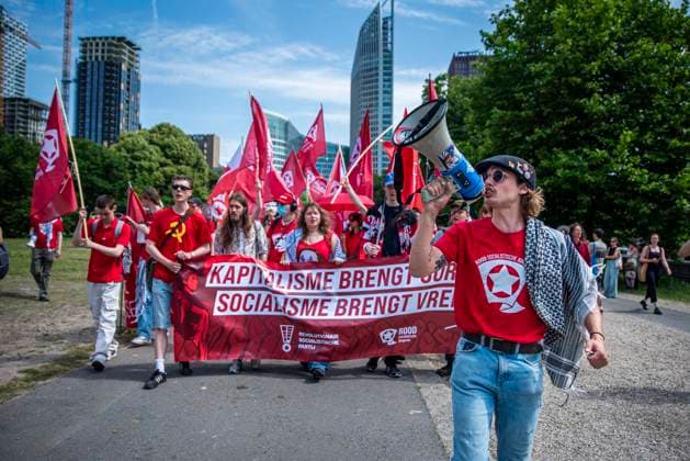 Bilder des Jahres 2025, News 06 Juni News Themen der Woche KW25 News Bilder des Tages June 22, 2025, The Hague, South Holland, Netherlands: A crowd of protestors begin marching through The Hague, the Netherlands, carrying a banner reading Capitalism Brings War. Socialism Brings Peace (translated from Dutch). On June 22, 2025, approximately 5,000 protestors gathered in The Hague two days before the 2025 NATO summit to protest against imperialism and the Ã¢â‚¬oeNATO War Machine. The Hague Netherlands - ZUMAp202 20250622_zip_p202_008 Copyright: xJamesxPetermeierx