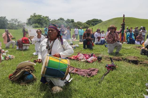 Summer Solstice Celebration in El Salvador LA LIBERTAD, EL SALVADOR - JUNE 22: Indigenous leaders leading people with drum music and incense during a Mayan ceremony to celebrate the Summer Solstice at the San Andres Archaeological Site, in La Libertad, El Salvador on June 22, 2025. According to specialists, the Earth has a solstice every six months due to the planet s tilt. This solstice marks the scientific beginning of summer and the longest day of the year north of the equator. Alex Pena Anadolu La Libertad El Salvador. Editorial use only. Please get in touch for any other usage.  Copyright: x2025xAnadoluxAlexxPenax