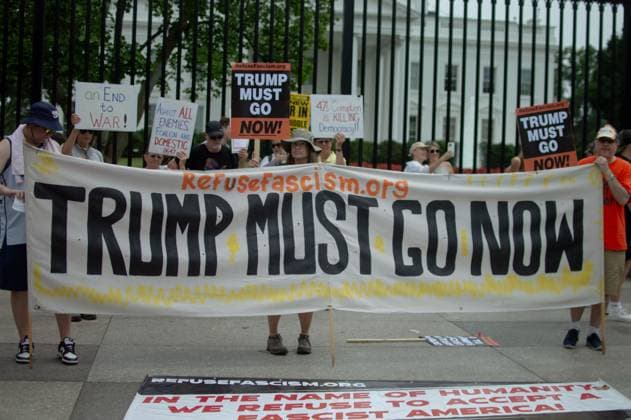 News Themen der Woche KW25 News Bilder des Tages June 22, 2025, Washington, Dc, Washington, Dc, USA: A day after President Trump ordered the U.S. to bomb three key sites in Iran - Fordow, Natanz, and Esfahan, anti-war activists protested outside the White House in 90 degree heat. Washington, Dc USA - ZUMAm230 20250622_znp_m230_012 Copyright: xNickxMasonx