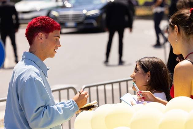 News - Prada - Arrivals - Milan Fashion Week - Menswear Spring Summer 2026 Matteo Sinet signs autograph leaving the Prada fashion show during the Milan Menswear Spring Summer 2026 Fashion Week on June 22, 2025 in Milan, Italy. Photo: Cinzia Camela. MILAN Fondazione Prada Italy Copyright: xCinziaxCamelax xLiveMediax LPN_1934121