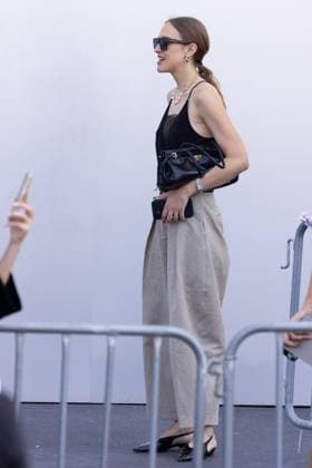 News - Prada - Arrivals - Milan Fashion Week - Menswear Spring Summer 2026 A guest is seen leaving the Prada fashion show during the Milan Menswear Spring Summer 2026 Fashion Week on June 22, 2025 in Milan, Italy. Photo: Cinzia Camela. MILAN Fondazione Prada Italy Copyright: xCinziaxCamelax xLiveMediax LPN_1934151