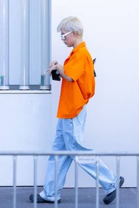 News - Prada - Arrivals - Milan Fashion Week - Menswear Spring Summer 2026 A guest is seen leaving the Prada fashion show during the Milan Menswear Spring Summer 2026 Fashion Week on June 22, 2025 in Milan, Italy. Photo: Cinzia Camela. MILAN Fondazione Prada Italy Copyright: xCinziaxCamelax xLiveMediax LPN_1934164