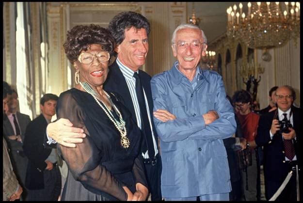 ARCHIVES - ELLA FITZGERALD RECOIT LA MEDAILLE DES ARTS ET LETTRES PAR LE MINISTRE DE LA CULTURE JACK LANG EN 1990, AVE LE COMMANDANT JACQUES COUSTEAU Paris France *** Archiv ELLA FITZGERALD RECOIT DIE MEDAILLE DES KUNST und BRIEFE vorbei der Minister von DIE Kultur JACK LANG IN 1990, AVE der KOMMANDANT JACQUES COUSTEAU Paris Frankreich  Copyright: xAGENCEx xBESTIMAGExAGENCEx xBESTIMAGEx