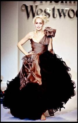 ARCHIVES - JERRY HALL - DEFILE DE MODE VIVIENNE WESTWOOD COLLECTION PRET A PORTER AUTOMNE HIVER 1996 1997 A PARIS Paris France *** Archiv JERRY Diele DEFILE von Mode VIVIENNE WESTWOOD COLLECTION PRET A tragen Herbst Winter 1996 1997 A Paris Paris Frankreich  Copyright: xRINDOFF-GARCIAx xBESTIMAGExRINDOFF-GARCIAx xBESTIMAGEx
