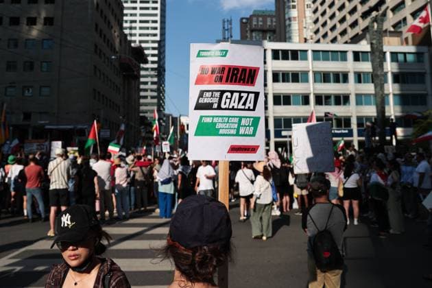 Hands off Iran protest in Toronto TORONTO, CANADA - JUNE 22 : People holding placards and waving Palestinian and Iranian flags gather to protest ongoing attacks on Iran and Gaza, in Toronto, Ontario, Canada on June 22, 2025. Mert Alper Dervis Anadolu Ontario Canada. Editorial use only. Please get in touch for any other usage.  Copyright: x2025xAnadoluxMertxAlperxDervisx