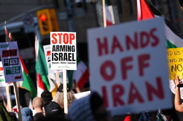 Hands off Iran protest in Toronto TORONTO, CANADA - JUNE 22 : People holding placards and waving Palestinian and Iranian flags gather to protest ongoing attacks on Iran and Gaza, in Toronto, Ontario, Canada on June 22, 2025. Mert Alper Dervis Anadolu Ontario Canada. Editorial use only. Please get in touch for any other usage.  Copyright: x2025xAnadoluxMertxAlperxDervisx