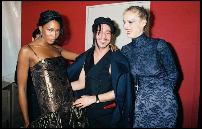 Info - Naomi Campbell fêtera ses 50 ans le 22 mai - ARCHIVES - NAOMI CAMPBELL - JOHN GALLIANO ET EVA HERZIGOVA - BACKSTAGE - DEFILE DE MODE CHRISTIAN DIOR PRET A PORTER AUTOMNE HIVER 1998 1999 A PARIS Paris France *** Info Naomi Campbell feiert seine 50 Jahre der 22 Mai Archiv NAOMI CAMPBELL JOHN GALLIANO und EVA HERZIGOVA BACKSTAGE DEFILE von Mode CHRISTIAN DIOR PRET A tragen Herbst Winter 1998 1999 A Paris Paris Frankreich  Copyright: xRINDOFF-GARCIAx xBESTIMAGExRINDOFF-GARCIAx xBESTIMAGEx
