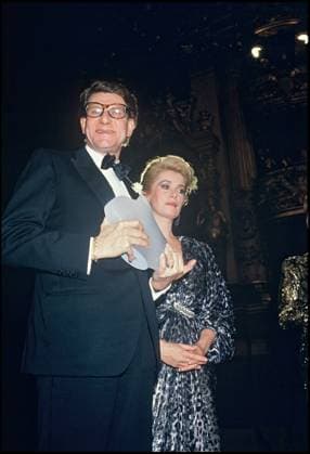 ARCHIVES - YVES SAINT LAURENT ET CATHERINE DENEUVE AUX OSCARS DE LA MODE A PARIS EN 1985 Paris France *** Archiv YVES Heiliger LAURENT und CATHERINE DENEUVE AUX OSCARS von DIE Mode A Paris IN 1985 Paris Frankreich  Copyright: xRINDOFF-PATERSONx xBESTIMAGExRINDOFF-PATERSONx xBESTIMAGEx