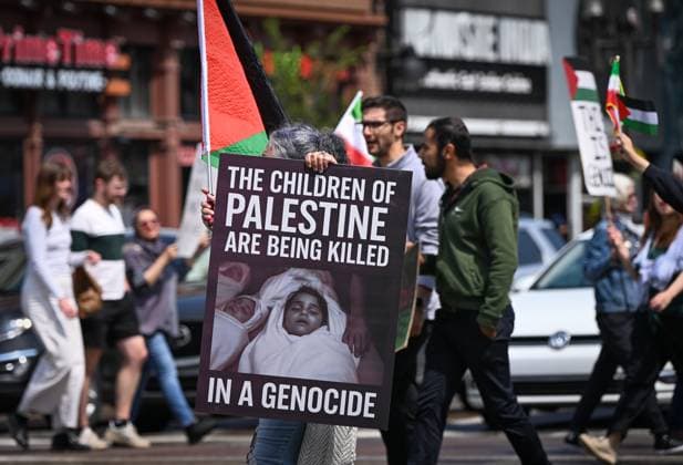Woman With Israeli Flag Attacked During Edmonton Pro-Palestine Protest EDMONTON, CANADA JUNE 22: Members of the local Palestinian diaspora, joined by Iranian and other Middle Eastern Muslim protesters, along with local activists, gather on White Avenue in Edmonton for the Hands Off Palestine, Iran, Syria, Yemen, Lebanon protest on June 22, 2025, in Edmonton, Alberta, Canada. Edmonton Canada Copyright: xArturxWidakx originalFilename: widak-womanwit250622_npXVa.jpg