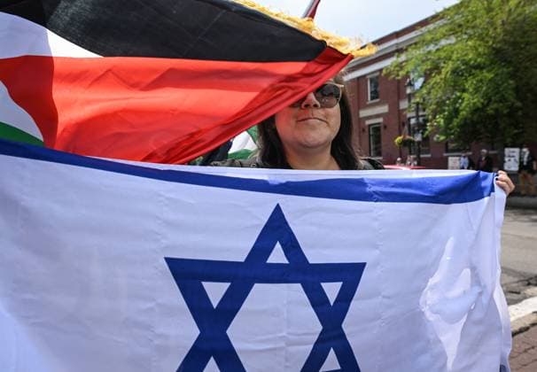 Woman With Israeli Flag Attacked During Edmonton Pro-Palestine Protest EDMONTON, CANADA JUNE 22: A woman carrying an Israeli flag is stopped by pro-Palestinian and Iranian protesters at the Hands Off Palestine, Iran, Syria, Yemen, Lebanon rally on White Avenue in Edmonton, where her flag is seized and thrown during the demonstration on June 22, 2025, in Edmonton, Alberta, Canada. Edmonton Canada Copyright: xArturxWidakx originalFilename: widak-womanwit250622_np5RW.jpg
