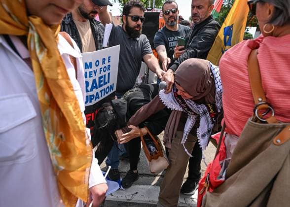 Woman With Israeli Flag Attacked During Edmonton Pro-Palestine Protest EDMONTON, CANADA JUNE 22: A woman carrying an Israeli flag is stopped and physically attacked by pro-Palestinian and Iranian protesters at the Hands Off Palestine, Iran, Syria, Yemen, Lebanon rally on White Avenue in Edmonton, where her flag is seized and thrown during the demonstration on June 22, 2025, in Edmonton, Alberta, Canada. Edmonton Canada Copyright: xArturxWidakx originalFilename: widak-womanwit250622_npkKL.jpg