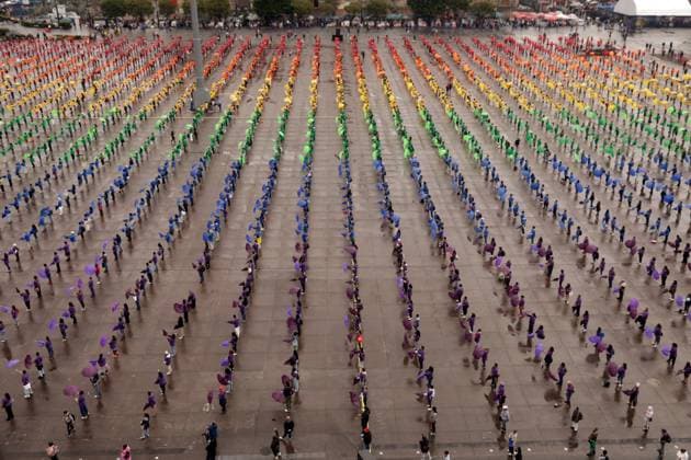 World s Largest Rainbow Flag on Pride Celebrations Members of the LGBTTTIQ+ community hold umbrellas while take part in the creation the world s largest rainbow flag, on the Pride celebrations framework at the Mexico City Zocalo main square. on June 22, 2025 in Mexico City, Mexico. Mexico City CDMX Mexico Copyright: xLuisxBarronx