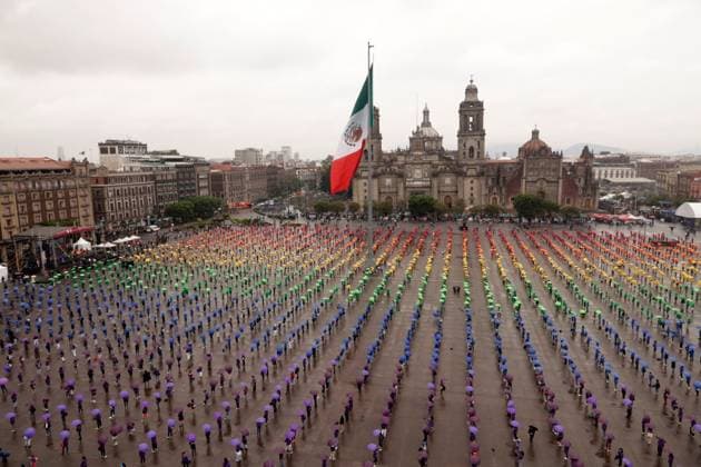 World s Largest Rainbow Flag on Pride Celebrations Members of the LGBTTTIQ+ community hold umbrellas while take part in the creation the world s largest rainbow flag, on the Pride celebrations framework at the Mexico City Zocalo main square. on June 22, 2025 in Mexico City, Mexico. Mexico City CDMX Mexico Copyright: xLuisxBarronx
