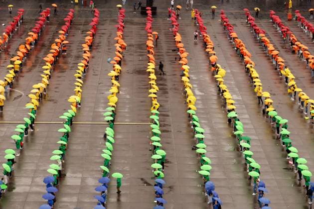 World s Largest Rainbow Flag on Pride Celebrations Members of the LGBTTTIQ+ community hold umbrellas while take part in the creation the world s largest rainbow flag, on the Pride celebrations framework at the Mexico City Zocalo main square. on June 22, 2025 in Mexico City, Mexico. Mexico City CDMX Mexico Copyright: xLuisxBarronx