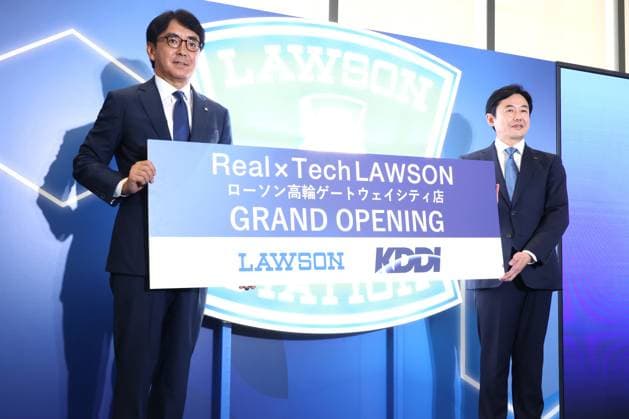 News Bilder des Tages News Themen der Woche KW25 June 23, 2025, Tokyo, Japan - Japan s mobile giant KDDI president Hiromichi Matsuda (R) and convenience store chain Lawson president Sadanobu Takemasu (L) pose for photo as they announce to open the next generation convenience store Real x Tech Lawson at the Takanawa gateway City in Tokyo on Monday, June 23, 2025. The Real x Tech lawson uses AI and DX technologies to solve operational challenges such as labor shortage and food waste. (photo by Yoshio Tsunoda AFLO)  , aflo_295699071.jpg,