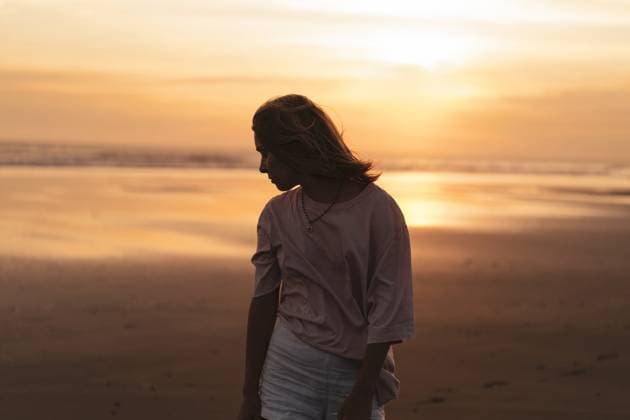 Creative Highlights Symbolbilder Silhouette of woman on a beach at sunset, looking down thoughtfully Kuta Utara, Bali, Indonesia CR_YUKI250620-1770245-01 ,model released, Symbolfoto