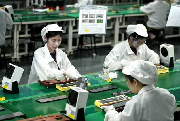 News Themen der Woche KW26 News Bilder des Tages Lithium Battery Manufacturing in Nantong Workers are manufacturing lithium batteries for laptops in the workshop in Nantong City, Jiangsu Province, China on June 23, 2025. Nantong Jiangsu China  Copyright: xCFOTOx i1750692069171