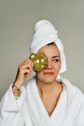Creative Highlights Symbolbilder Women in a towel on head close one eye matcha cookie Russia, ??, Russia R_YUPI210416-714667-01 ,model released, Symbolfoto