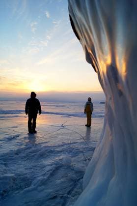 Creative Highlights Symbolbilder A man and a girl on the ice at sunrise Irkutsk, Irkutsk Oblast, Russia R_MAKU210422C-724822-01 ,model released, Symbolfoto