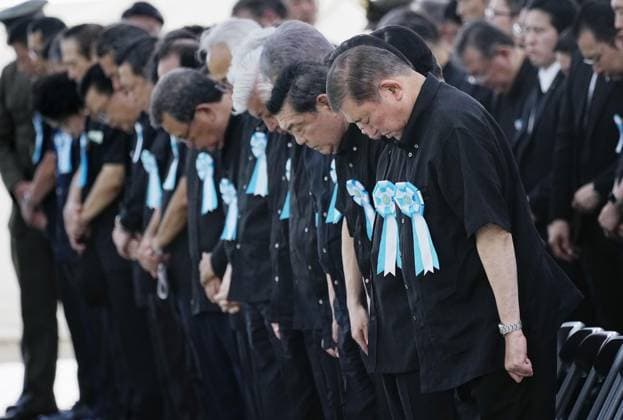 Bilder des Jahres 2025, News 06 Juni News Bilder des Tages 80th anniversary of WWII ground battle in Okinawa Japanese Prime Minister Shigeru Ishiba (front, far R) observes a moment of silence during a ceremony marking the 80th anniversary of the end of the Battle of Okinawa in World War II, held at the Peace Memorial Park in Itoman on the southern Japanese island on June 23, 2025.  A14AA0004675543P