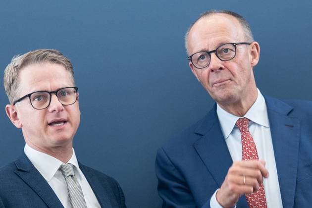 CDU-Vorsitzender und Bundeskanzler Friedrich Merz (rechts) mit CDU-Generalsekretär Carsten Linnemann zu Beginn der Vorstandssitzung;CDU Deutschlands - Bundesvorstandssitzung - Auftaktbilder -, Berlin Berlin Deutschland Konrad-Adenauer-Haus *** CDU Chairman and Federal Chancellor Friedrich Merz on the right with CDU Secretary General Carsten Linnemann at the beginning of the board meeting CDU Deutschlands Bundesvorstandssitzung Auftaktbilder , Berlin Berlin Germany Konrad Adenauer Haus
