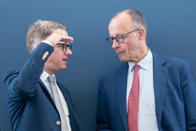 CDU-Vorsitzender und Bundeskanzler Friedrich Merz (rechts) mit CDU-Generalsekretär Carsten Linnemann zu Beginn der Vorstandssitzung;CDU Deutschlands - Bundesvorstandssitzung - Auftaktbilder -, Berlin Berlin Deutschland Konrad-Adenauer-Haus *** CDU Chairman and Federal Chancellor Friedrich Merz on the right with CDU Secretary General Carsten Linnemann at the beginning of the board meeting CDU Deutschlands Bundesvorstandssitzung Auftaktbilder , Berlin Berlin Germany Konrad Adenauer Haus