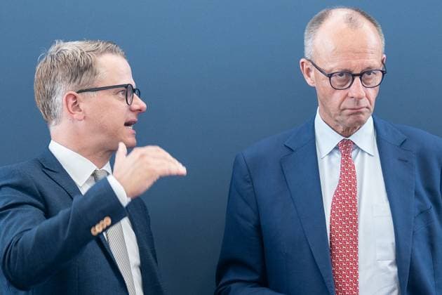 CDU-Vorsitzender und Bundeskanzler Friedrich Merz (rechts) mit CDU-Generalsekretär Carsten Linnemann zu Beginn der Vorstandssitzung;CDU Deutschlands - Bundesvorstandssitzung - Auftaktbilder -, Berlin Berlin Deutschland Konrad-Adenauer-Haus *** CDU Chairman and Federal Chancellor Friedrich Merz on the right with CDU Secretary General Carsten Linnemann at the beginning of the board meeting CDU Deutschlands Bundesvorstandssitzung Auftaktbilder , Berlin Berlin Germany Konrad Adenauer Haus