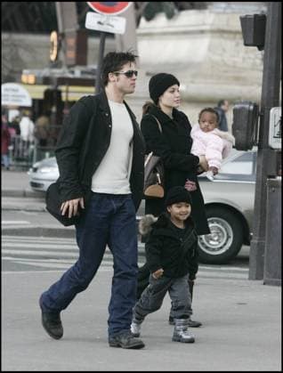 ANGELINA JOLIE ET BRAD PITT PASSENT UN APRES MIDI EN FAMILLE A PARIS, ACCOMPAGNES DE LEURS ENFANTS MADDOX ET ZAHARA ILS FONT UN TOUR DE MANEGE PLACE DU TROCADERO EN FACE DE LA TOUR EIFFEL ANGELINA JOLIE AND BRAD PITT IN PARIS, WITH THEIR TWO CHILDREN MADDOX AND ZAHARA.THEY SPENT SOME TIME ON A ROUNDABOUT NEAR EIFFEL TOWER PARIS France Copyright: xAGENCEx xBESTIMAGExAGENCEx xBESTIMAGEx