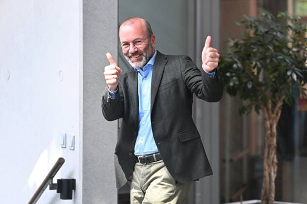 News Themen der Woche KW26 News Bilder des Tages Manfred WEBER (EVP Vorsitzender), Gestik,thumbs up,Daumen hoch, Einzelbild,angeschnittenes Einzelmotiv,Halbfigur,halbe Figur. Pressekonferenz im Anschluss an die Vorstandssitzung des CSU Praesidiums in der CSU Landesleitung in Muenchen am 23.06.2205 *** Manfred WEBER EVP Chairman , gestures,thumbs up,thumbs down,single picture,cropped single motif,half figure,half figure Press conference following the CSU Presidium meeting at the CSU state headquarters in Munich on 23 06 2205
