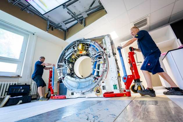 News Themen der Woche KW26 News Bilder des Tages Weltweit erstes Single-Source Photon-Counting CT in der Strahlentherapie wird in Dresden installiert Das OncoRay Nationales Zentrum für Strahlenforschung in der Onkologie erhält heute den weltweit ersten Single-Source Photon-Counting Computertomographen (PCCT) in der Strahlentherapie. Diese Anlage zählt jedes einzelne Röntgenphoton, das durch den Patienten führt, und ermöglicht damit die Erfassung detaillierterer Bilder mit mehr anatomischen und funktionalen Informationen. Das Verfahren konnte bisher aber nur für unbewegliche Tumore, z.¯B. im Kopf oder Becken, angewendet werden. Diese Lücke soll nun mittels der neuen PCCT-Technologie geschlossen werden. Siemens Healthineers hat diese grundlegend neuartige CT-Detektortechnolog