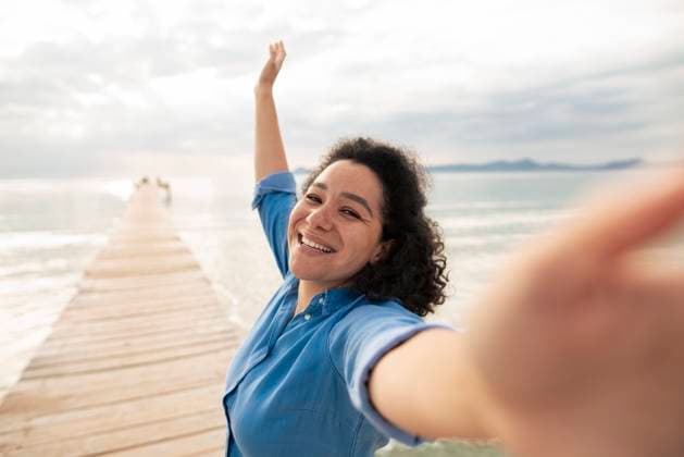 Creative Highlights Symbolbilder Happy woman enjoying on jetty model released, Symbolfoto, JOSEF14834