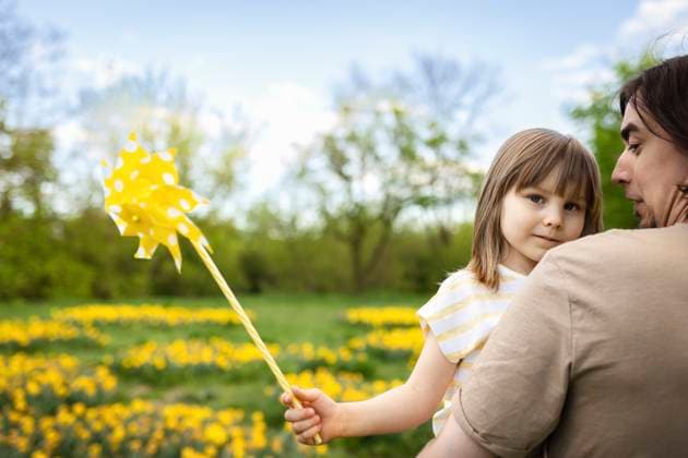 IMAGO Creative, Ostern, Bräuche, Osterspaziergang #2 Father and daughter enjoying a spring walk in a flower-filled field in Warsaw model released, Symbolfoto, ASVF00289