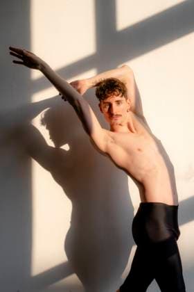 Creative Highlights Symbolbilder Male dancer posing gracefully in a sunlit studio in Berlin model released, Symbolfoto, NGF00901