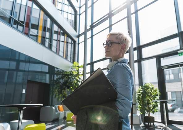 Businesswoman in modern office building holding documents model released, Symbolfoto property released, UUF34880