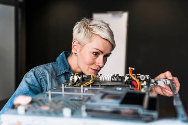 Woman engineer repairing electronics in an office setting model released, Symbolfoto property released, UUF34882