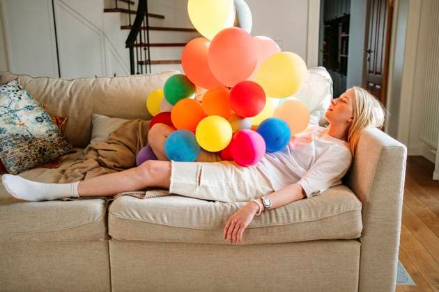 IMAGO Creative, Gesellschaft, Leisure Sickness Girl resting on a couch with colorful balloons in a living room model released, Symbolfoto property released, MDOF02884