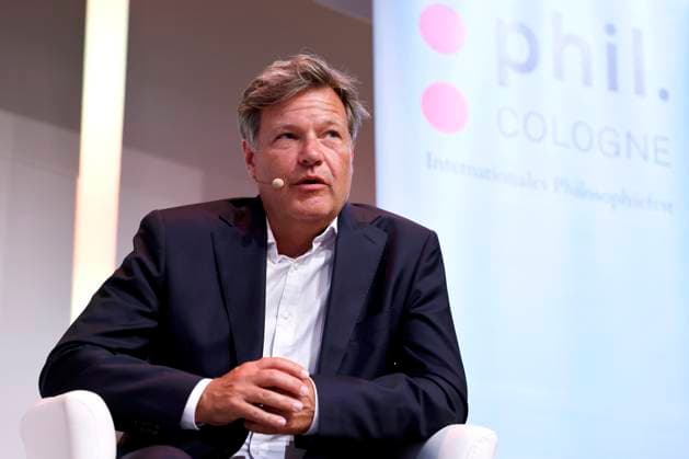 Entertainment Themen der Woche KW26 News Bilder des Tages Politiker Robert Habeck (Grüne), ehemaliger Bundeswirtschaftsminister, in der Phil.Cologne Veranstaltung Demokratie im Ernstfall in der Flora Köln. Köln, 23.06.2025 NRW Deutschland *** Politician Robert Habeck Greens , former Federal Minister of Economics, at the Phil Cologne event Demokratie im Ernstfall in der Flora Köln Cologne, 23 06 2025 NRW Germany Copyright: xChristophxHardtx