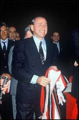 Rétro - Décès de Silvio Berlusconi - ARCHIVES - SILVIO BERLUSCONI (PRESIDENT DU MILAN AC) AU STADE SAN SIRO A MILAN APRES LA VICTOIRE DE MILAN EN LIGUE DES CHAMPIONS EN 1994 Milan Italie *** Retro Todesfälle von Silvio Berlusconi Archiv SILVIO BERLUSCONI PRÄSIDENT VON Mailand AC Au Stadion SAN SIRO A Mailand NACH DIE Sieg von Mailand IN LIGA DES CHAMPIONS IN 1994 Mailand Italien  Copyright: xAGENCEx xBESTIMAGExAGENCEx xBESTIMAGEx