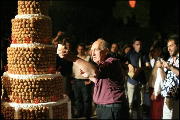 RAYMOND DEPARDON FETE SES 64 ANS AUX RENCONTRES INTERNATIONALES DE LA PHOTOGRAPHIE D ARLES 2006 OU IL A PRESENTE UNE RETROSPECTIVE DE LA CARRIERE DE SES COMPAGNONS DE ROUTE Arles France *** RAYMOND DEPARDON FEST SES 64 ANS AUX TREFFEN INTERNATIONAL von DIE Fotografie D Arles 2006 oder er A PRÄSENTIERT EINE RETROSPECTIVE von DIE CARRIERE von SES COMPAGNONS von Straße Arles Frankreich  Copyright: xDANIELxANGELIx-xALAINxGUIZARDx xBESTIMAGExDANIELxANGELIx-xALAINxGUIZARDx xBESTIMAGEx