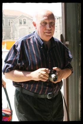 RAYMOND DEPARDON AUX RENCONTRES INTERNATIONALES DE LA PHOTOGRAPHIE D ARLES 2006 OU IL A PRESENTE UNE RETROSPECTIVE DE LA CARRIERE DE SES COMPAGNONS DE ROUTE. Arles France *** RAYMOND DEPARDON AUX TREFFEN INTERNATIONAL von DIE Fotografie D Arles 2006 oder er A PRÄSENTIERT EINE RETROSPECTIVE von DIE CARRIERE von SES COMPAGNONS von Straße Arles Frankreich  Copyright: xALAINxGUIZARDx xBESTIMAGExALAINxGUIZARDx xBESTIMAGEx