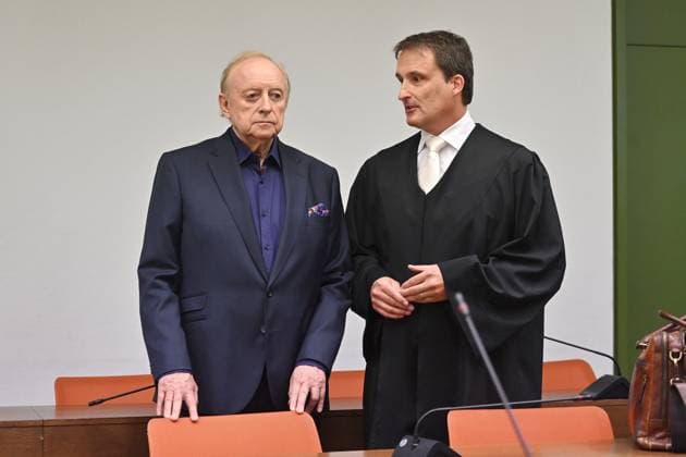 News Themen der Woche KW26 News Bilder des Tages Alfons SCHUHBECK, Verteidiger RA Norbert SCHARF. Prozessauftakt Strafverfahren gegen Alfons Schuhbeck wegen des Verdachts des Subventionsbetrugs u.a vor dem Landgericht Muenchen am 24.06.2025. *** Alfons SCHUHBECK, defense attorney Norbert SCHARF Start of criminal proceedings against Alfons Schuhbeck on suspicion of subsidy fraud and other charges before the Munich Regional Court on 24 June 2025
