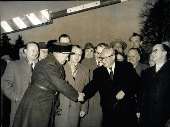 Deutschland Litauen Polen 1. Januar 1957 - Ollenhauer besucht das Saarland.: Deutschlands Oppositionsführer Erich Ollenhauer traf gestern Abend im Saarland ein, um der Saarbevölkerung die Grüße der westdeutschen Sozialdemokraten zu überbringen. Foto: Unter dem Zollriegel wird Ollenhauer von einem französischen Zollbeamten begrüßt. Ganz rechts: Saar-Laborminister Conrad. *** Germany Lithuania Poland 1 January 1957 Ollenhauer visits the Saarland Germany leader of the opposition Erich Ollenhauer met yesterday Evening at Saarland in, at the Saar population the Greetings the West Germans Socialists and Democrats to deliver Photo at the Customs bolt will Ollenhauer from a French Customs officials welcomes all right Saar Minister of La  Copyright: xUnitedxArchivesx xkpaxKeystonex 19570101_baf_k09_301
