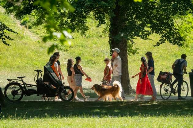 IMAGO Creative, Jahreszeit Sommer, Hitze Spaziergang im Englischen Garten, Rekordhitze bis 30 Grad, Schatten bietet Schutz, München, Juni 2025 Deutschland, München, Juni 2025, Spaziergang im Englischen Garten, schönstes Sommerwetter, Rekordhitze bei 30 Grad, Schatten bietet Schutz, Sommerwetter im Englischen Garten, Bayern *** Walk in the English Garden, record heat up to 30 degrees, shade offers protection, Munich, June 2025 Germany, Munich, June 2025, Walk in the English Garden, most beautiful summer weather, record heat at 30 degrees, shade offers protection, summer weather in the English Garden, Bavaria