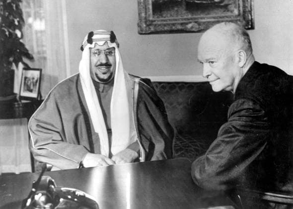 US-Präsident Dwight D. Eisenhower 1890 - 1969 5. Februar 1957 Washington DC, USA Das Haus Saud ist die Königsfamilie des Königreichs Saudi-Arabien. Der moderne Staat Saudi-Arabien wurde 1932 gegründet, doch die Wurzeln und der Einfluss des Hauses Saud liegen bereits Jahrhunderte zuvor auf der arabischen Halbinsel. Vor der Ära des Königreichsgründers Abdul-Aziz ibn Saud hatte die Familie den Nedschd regiert und war mehrfach mit dem Osmanischen Reich, den Sharifs von Mekka und der Familie Al Rashid aus Ha il in Konflikt geraten. Das Haus Saud hat drei Phasen durchlaufen: den Ersten Saudischen Staat, den Zweiten Saudischen Staat und den modernen Staat Saudi-Arabien. IM BILD: KÖNIG IBN SAUD von Saudi-Arabien und DWIGHT D. EISENH  Copyright: xUnitedxArchivesx xkpaxKeystonex 19570205_nin_k09_769